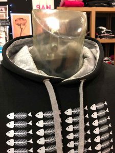 Sudadera chico Sardi nada, negra, bolsillo frontal y capucha forrada en gris.