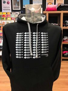 Sudadera chico Sardi nada, negra, bolsillo frontal y capucha forrada en gris.