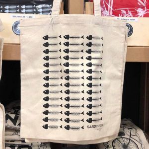 tienda_souvenirs_regalo_baiona_souvenirs_creativos_originales_tote_bag_bolsa_tela_rubia_galega_sardinas_sardinada_verano_tienda_baiona_