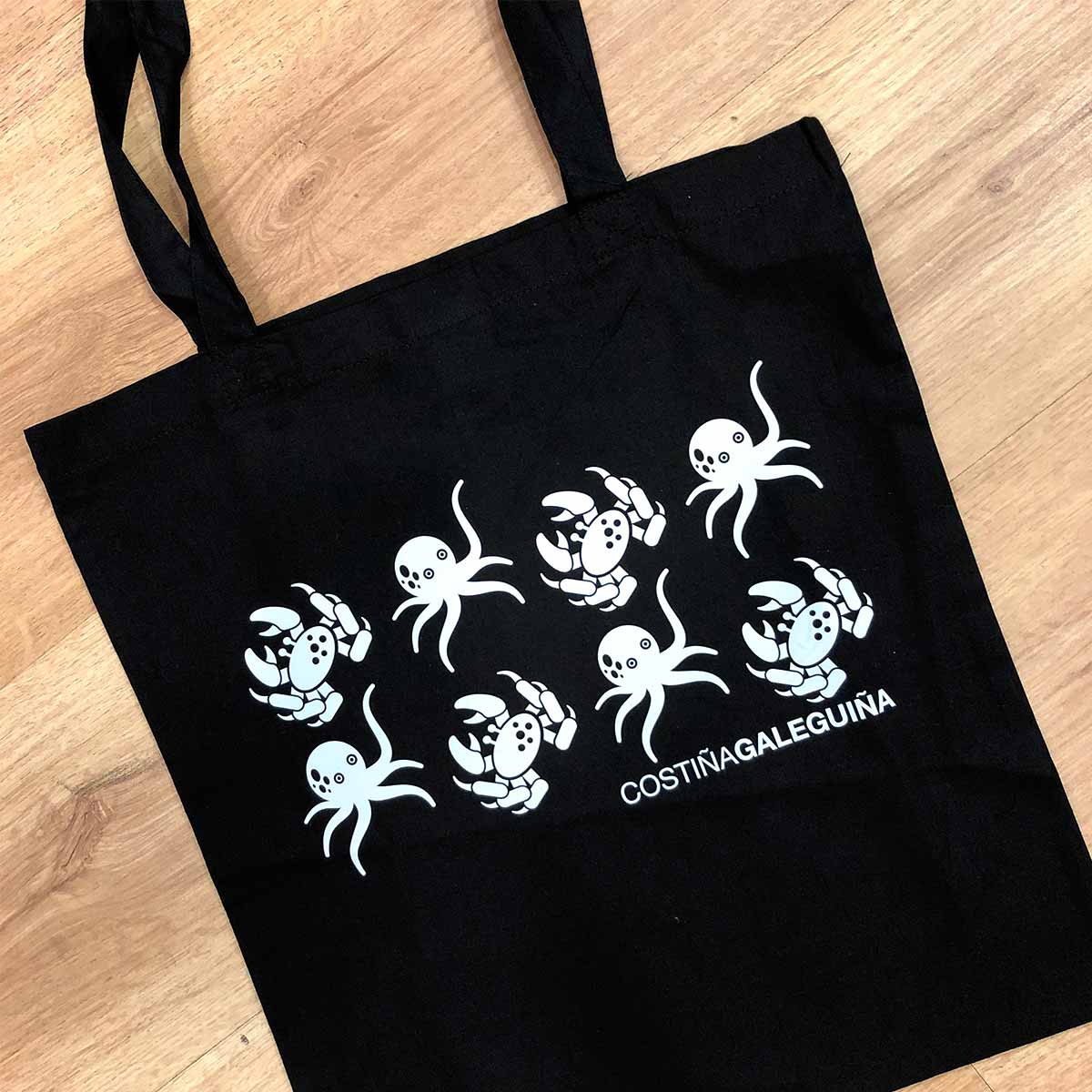 tienda_souvenirs_regalo_bolsa_tela_tote_bag_costiña_galeguiña_baiona_souvenirs_creativos_originales_tote_bag_bolsa_tela_rubia_galega_sardinas_sardinada_verano_tienda_baiona_